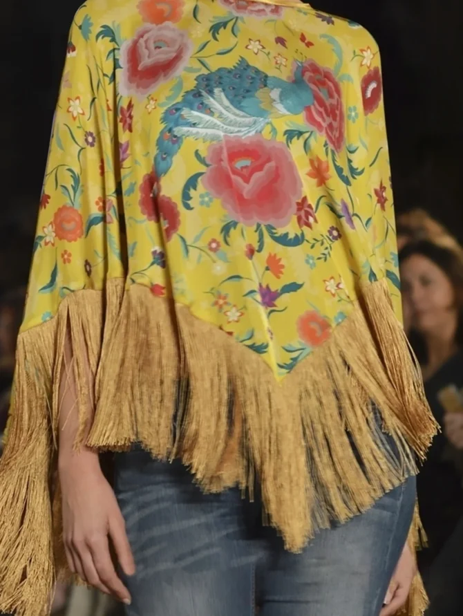 Tops Irregular Spliced Tassel Hem Pullover - Image 2